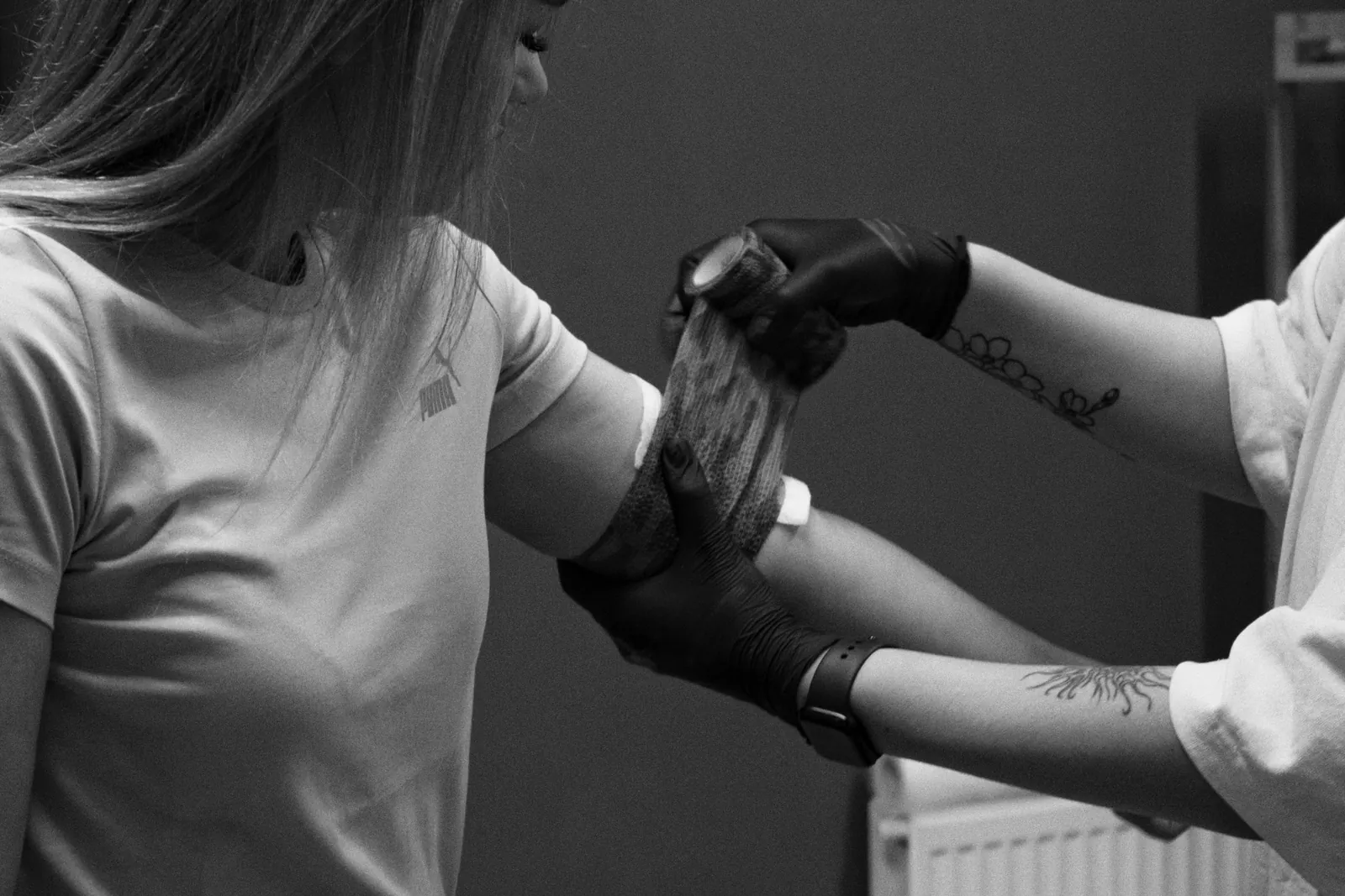 Tatovering pakket inn i folie