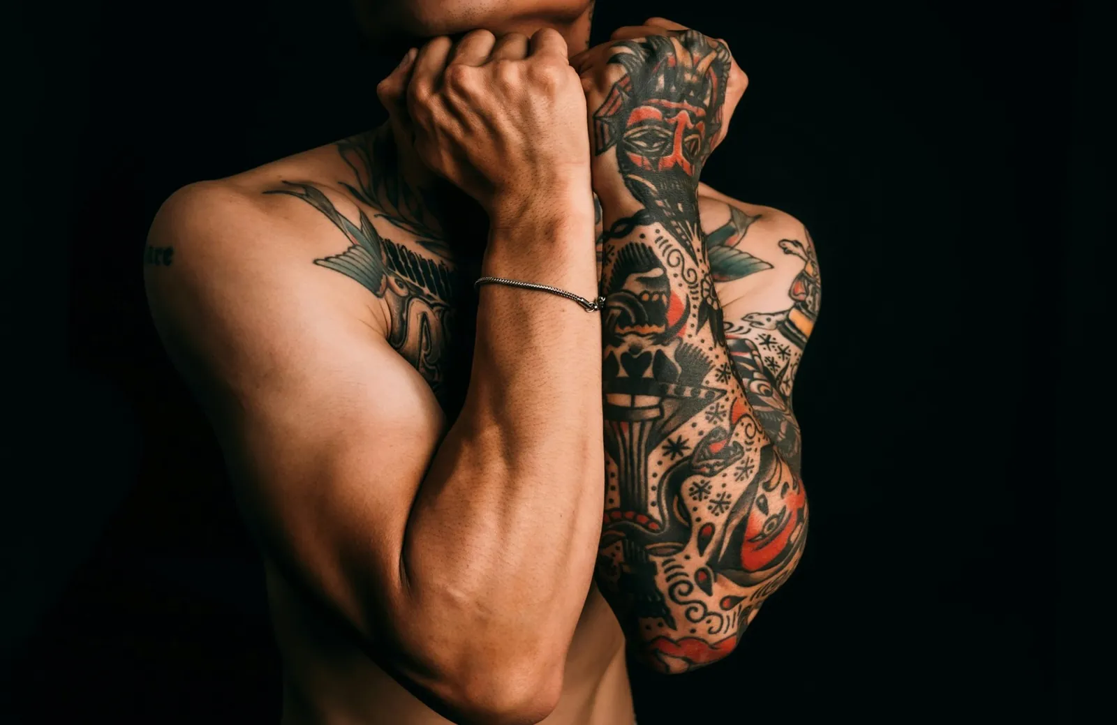 Tradisjonell tatovering i farger på armen